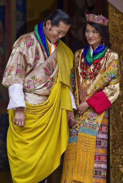 国家国王一家5口幸福美满王后美如冰山雪莲j9九游会(中国)网站不丹：亚洲最穷的