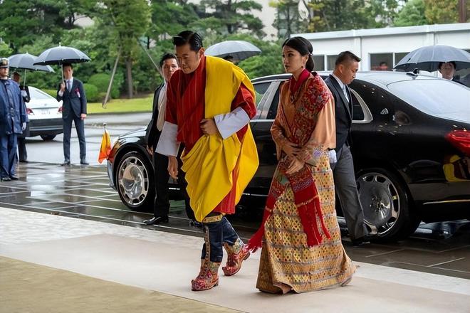 国家国王一家5口幸福美满王后美如冰山雪莲j9九游会(中国)网站不丹：亚洲最穷的(图9)